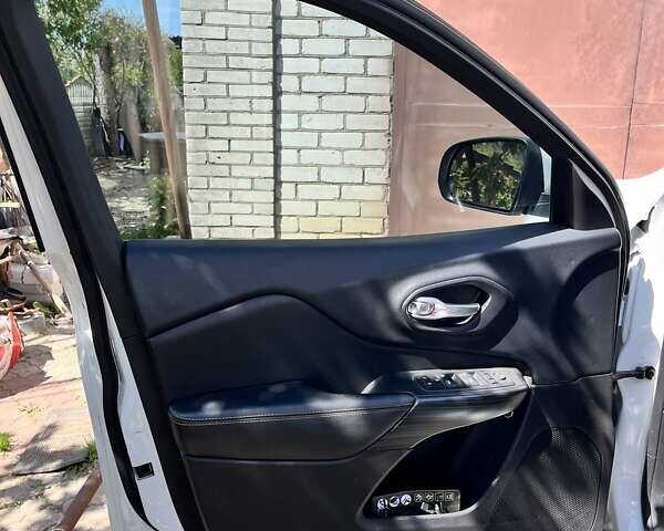 Білий Джип Cherokee, об'ємом двигуна 2.36 л та пробігом 121 тис. км за 14500 $, фото 19 на Automoto.ua
