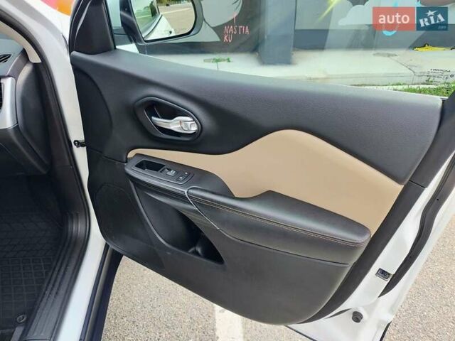 Джип Cherokee 2015 у Києві на Automoto.ua Білий Джип Cherokee, об'ємом двигуна 3.24 л та пробігом 148 тис. км за 13800 $, фото 18 на Automoto.ua