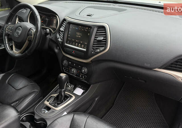 Белый Джип Чероки, объемом двигателя 2.36 л и пробегом 170 тыс. км за 13200 $, фото 45 на Automoto.ua