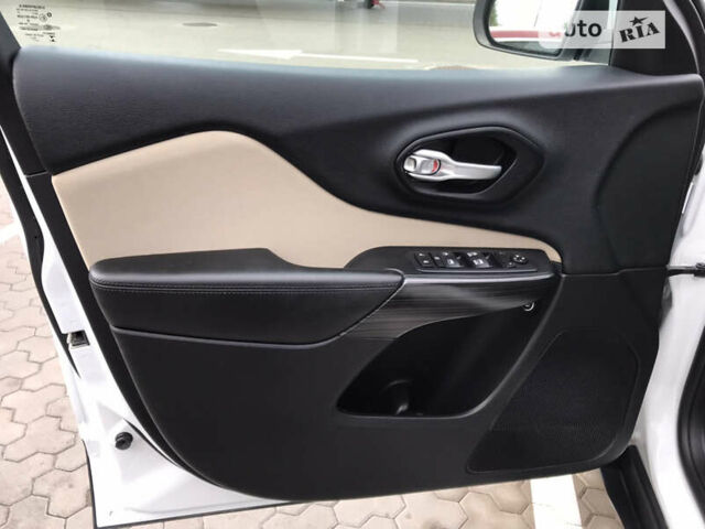 Джип Чероки 2015 в Киеве на Automoto.ua Белый Джип Чероки, объемом двигателя 3.24 л и пробегом 100 тыс. км за 15200 $, фото 27 на Automoto.ua