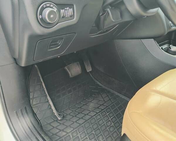 Джип Cherokee 2015 у Києві на Automoto.ua Білий Джип Cherokee, об'ємом двигуна 3.24 л та пробігом 148 тис. км за 13800 $, фото 14 на Automoto.ua