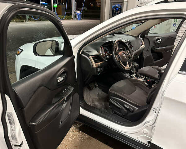 Білий Джип Cherokee, об'ємом двигуна 2.36 л та пробігом 260 тис. км за 11000 $, фото 3 на Automoto.ua