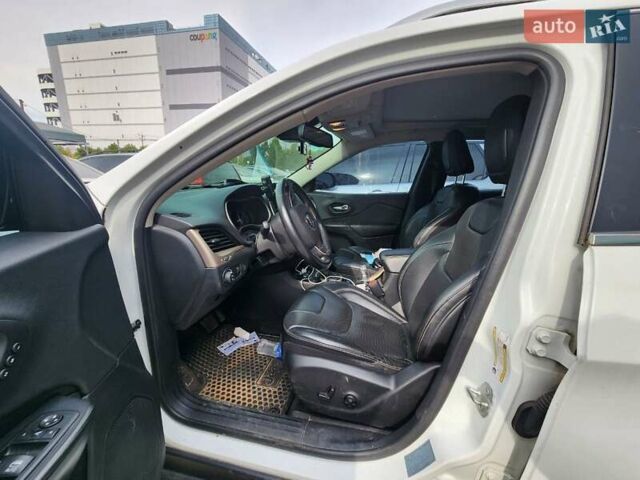 Белый Джип Чероки, объемом двигателя 2 л и пробегом 137 тыс. км за 12800 $, фото 5 на Automoto.ua