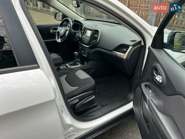 Белый Джип Чероки, объемом двигателя 2.36 л и пробегом 118 тыс. км за 13999 $, фото 14 на Automoto.ua