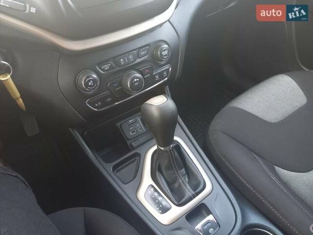 Белый Джип Чероки, объемом двигателя 3.24 л и пробегом 142 тыс. км за 13500 $, фото 10 на Automoto.ua