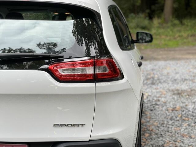 Білий Джип Cherokee, об'ємом двигуна 2.4 л та пробігом 165 тис. км за 11999 $, фото 5 на Automoto.ua