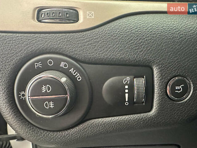 Белый Джип Чероки, объемом двигателя 2.18 л и пробегом 126 тыс. км за 17500 $, фото 20 на Automoto.ua