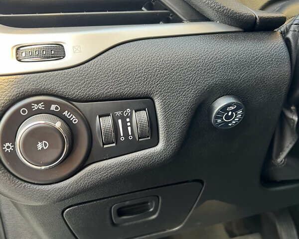 Білий Джип Cherokee, об'ємом двигуна 2.36 л та пробігом 184 тис. км за 13800 $, фото 27 на Automoto.ua