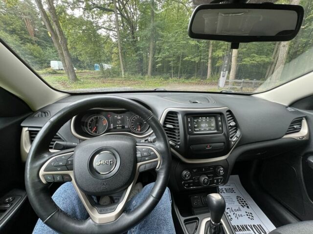 Білий Джип Cherokee, об'ємом двигуна 2.4 л та пробігом 165 тис. км за 11999 $, фото 7 на Automoto.ua