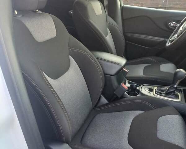 Белый Джип Чероки, объемом двигателя 3.24 л и пробегом 142 тыс. км за 13500 $, фото 19 на Automoto.ua