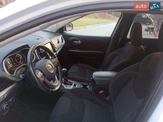 Белый Джип Чероки, объемом двигателя 2.36 л и пробегом 117 тыс. км за 14000 $, фото 10 на Automoto.ua