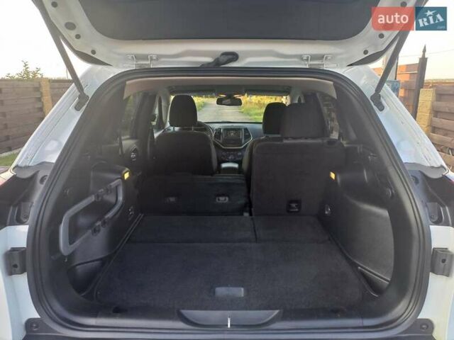 Белый Джип Чероки, объемом двигателя 3.24 л и пробегом 142 тыс. км за 13500 $, фото 2 на Automoto.ua