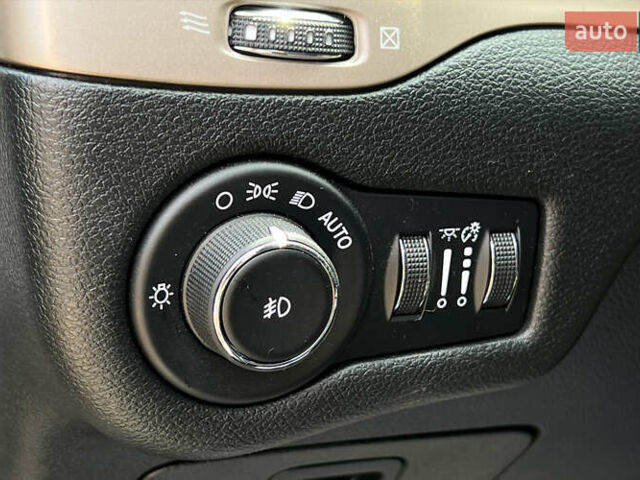 Белый Джип Чероки, объемом двигателя 3.2 л и пробегом 115 тыс. км за 14999 $, фото 14 на Automoto.ua