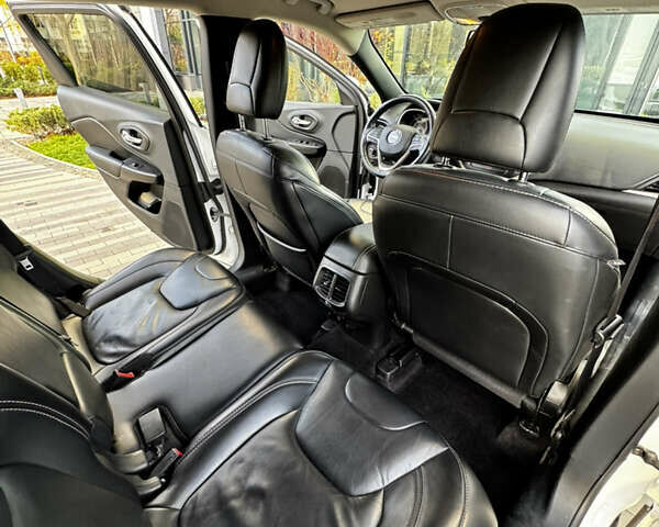 Білий Джип Cherokee, об'ємом двигуна 2.36 л та пробігом 155 тис. км за 13900 $, фото 17 на Automoto.ua