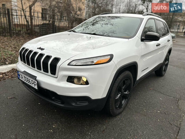 Белый Джип Чероки, объемом двигателя 2.36 л и пробегом 118 тыс. км за 13999 $, фото 3 на Automoto.ua