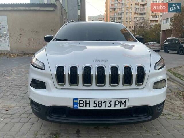 Белый Джип Чероки, объемом двигателя 2.36 л и пробегом 123 тыс. км за 12000 $, фото 1 на Automoto.ua