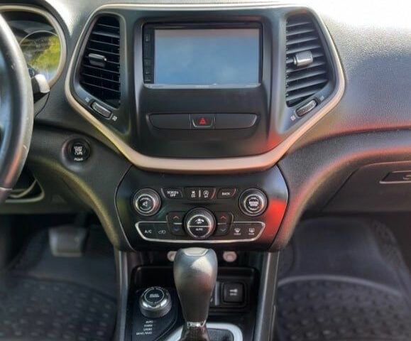 Белый Джип Чероки, объемом двигателя 3.2 л и пробегом 129 тыс. км за 10000 $, фото 8 на Automoto.ua