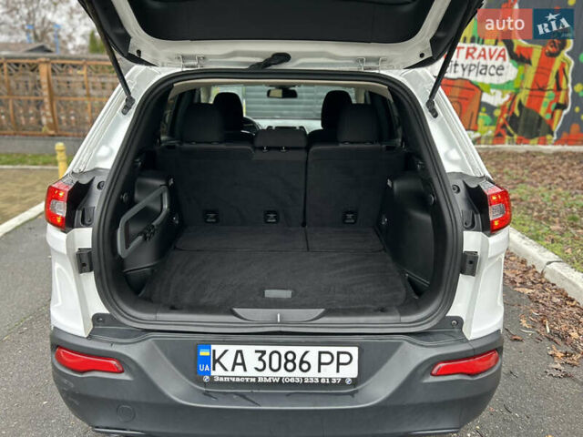 Белый Джип Чероки, объемом двигателя 2.36 л и пробегом 118 тыс. км за 13999 $, фото 19 на Automoto.ua