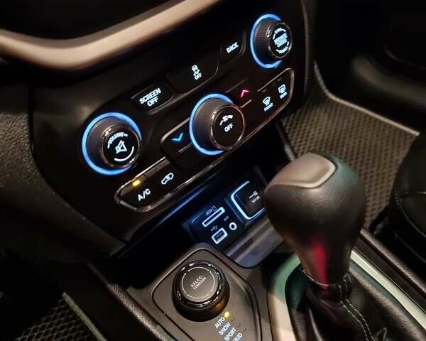 Белый Джип Чероки, объемом двигателя 2.4 л и пробегом 127 тыс. км за 15100 $, фото 36 на Automoto.ua