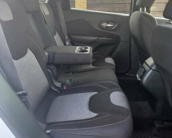 Белый Джип Чероки, объемом двигателя 3.24 л и пробегом 142 тыс. км за 13500 $, фото 14 на Automoto.ua