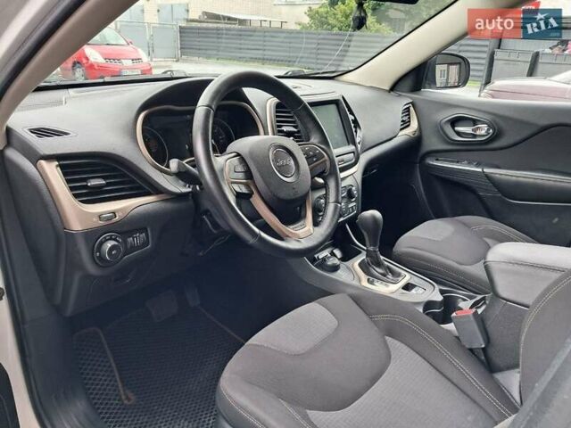 Білий Джип Cherokee, об'ємом двигуна 2.36 л та пробігом 197 тис. км за 12899 $, фото 34 на Automoto.ua