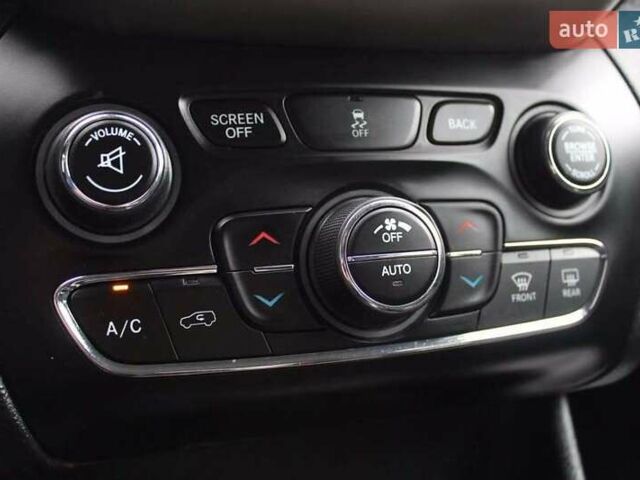 Белый Джип Чероки, объемом двигателя 2.36 л и пробегом 160 тыс. км за 9900 $, фото 5 на Automoto.ua