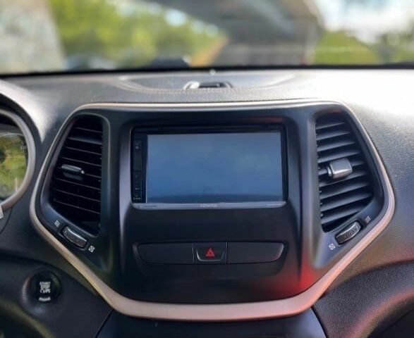 Белый Джип Чероки, объемом двигателя 3.2 л и пробегом 129 тыс. км за 10000 $, фото 9 на Automoto.ua