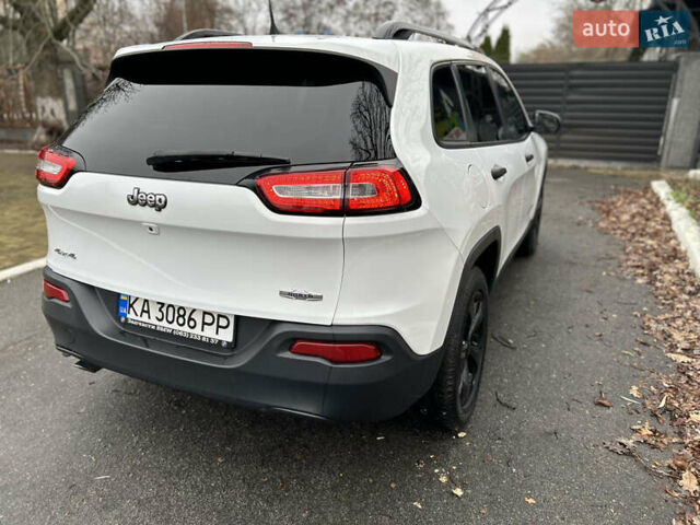 Белый Джип Чероки, объемом двигателя 2.36 л и пробегом 118 тыс. км за 13999 $, фото 4 на Automoto.ua