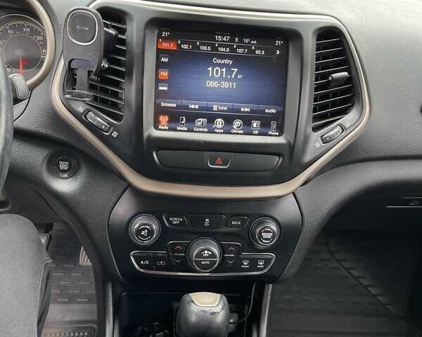 Білий Джип Cherokee, об'ємом двигуна 2.36 л та пробігом 180 тис. км за 12800 $, фото 11 на Automoto.ua