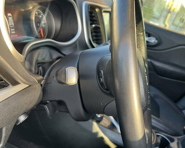 Білий Джип Cherokee, об'ємом двигуна 2.36 л та пробігом 184 тис. км за 13800 $, фото 21 на Automoto.ua