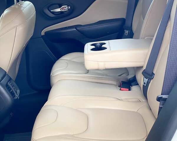 Білий Джип Cherokee, об'ємом двигуна 2.36 л та пробігом 187 тис. км за 13490 $, фото 55 на Automoto.ua