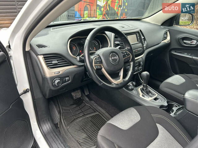 Белый Джип Чероки, объемом двигателя 2.36 л и пробегом 118 тыс. км за 13999 $, фото 13 на Automoto.ua