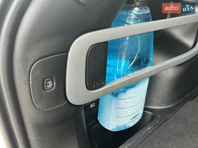 Білий Джип Cherokee, об'ємом двигуна 2.36 л та пробігом 146 тис. км за 13700 $, фото 28 на Automoto.ua