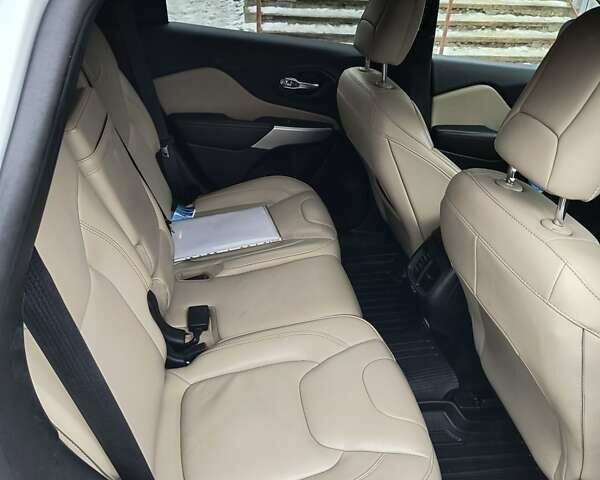 Джип Чероки 2017 в Валках на Automoto.ua Белый Джип Чероки, объемом двигателя 2.36 л и пробегом 125 тыс. км за 15900 $, фото 4 на Automoto.ua