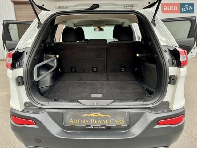 Белый Джип Чероки, объемом двигателя 2.36 л и пробегом 183 тыс. км за 11999 $, фото 18 на Automoto.ua