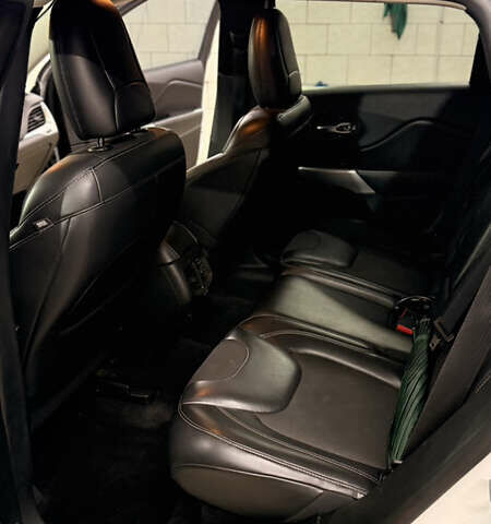 Белый Джип Чероки, объемом двигателя 2.36 л и пробегом 149 тыс. км за 14000 $, фото 21 на Automoto.ua