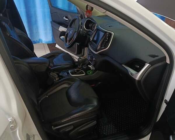 Джип Чероки 2017 в Кропивницком (Кировограде) на Automoto.ua Белый Джип Чероки, объемом двигателя 2.36 л и пробегом 217 тыс. км за 16500 $, фото 5 на Automoto.ua