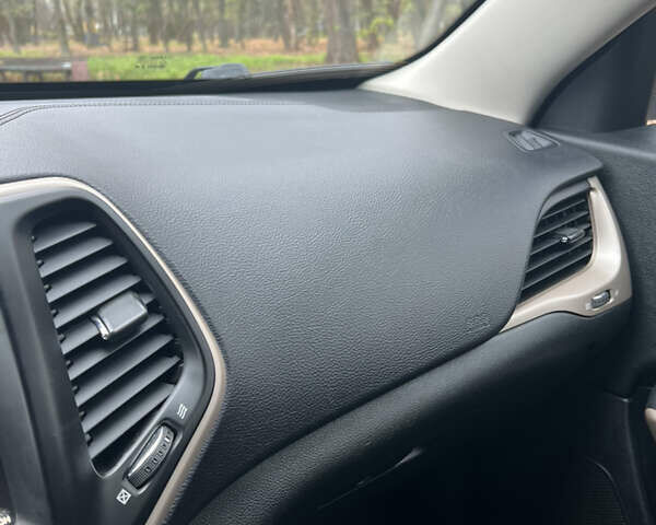 Белый Джип Чероки, объемом двигателя 3.2 л и пробегом 113 тыс. км за 15200 $, фото 18 на Automoto.ua