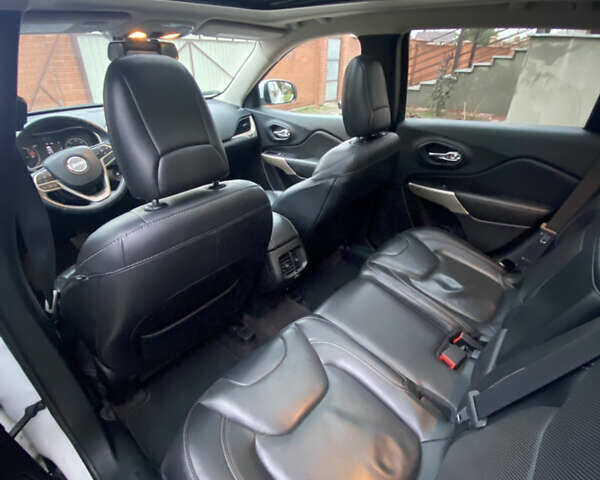 Білий Джип Cherokee, об'ємом двигуна 2.36 л та пробігом 80 тис. км за 16700 $, фото 6 на Automoto.ua