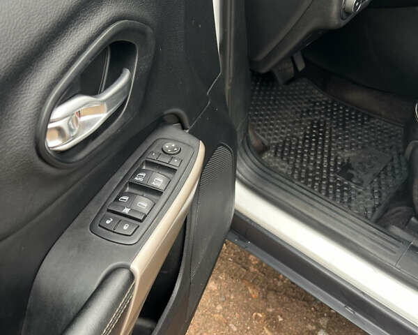 Белый Джип Чероки, объемом двигателя 3.2 л и пробегом 113 тыс. км за 15200 $, фото 6 на Automoto.ua