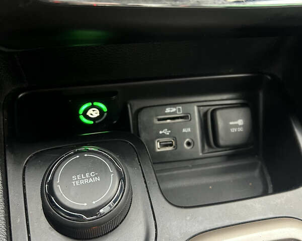 Белый Джип Чероки, объемом двигателя 3.2 л и пробегом 113 тыс. км за 15200 $, фото 34 на Automoto.ua