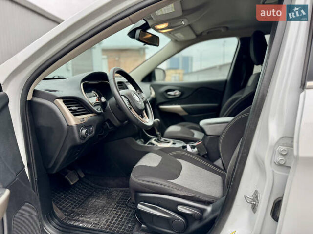 Белый Джип Чероки, объемом двигателя 2.36 л и пробегом 183 тыс. км за 11999 $, фото 14 на Automoto.ua