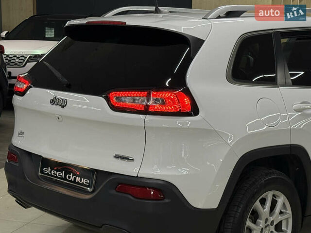 Джип Cherokee 2017 у Миколаєві на Automoto.ua Білий Джип Cherokee, об'ємом двигуна 2.36 л та пробігом 107 тис. км за 12999 $, фото 9 на Automoto.ua