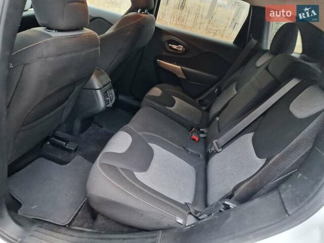 Білий Джип Cherokee, об'ємом двигуна 3.24 л та пробігом 71 тис. км за 13700 $, фото 24 на Automoto.ua