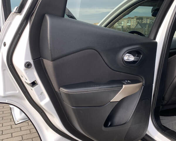 Белый Джип Чероки, объемом двигателя 2.36 л и пробегом 135 тыс. км за 12600 $, фото 14 на Automoto.ua