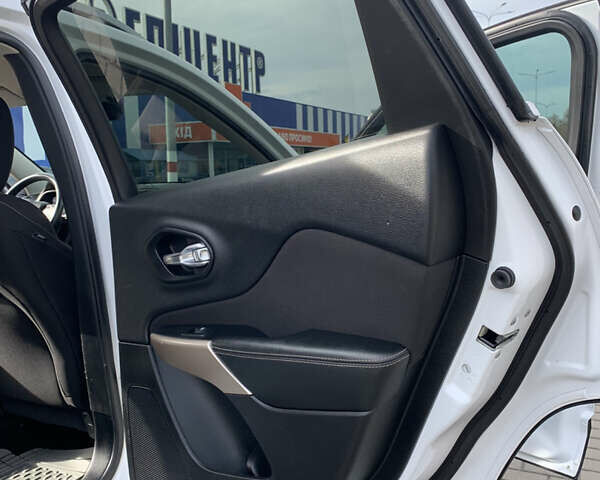 Белый Джип Чероки, объемом двигателя 2.36 л и пробегом 135 тыс. км за 12600 $, фото 19 на Automoto.ua