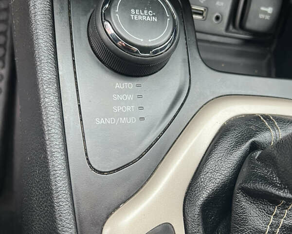 Белый Джип Чероки, объемом двигателя 3.2 л и пробегом 113 тыс. км за 15200 $, фото 11 на Automoto.ua