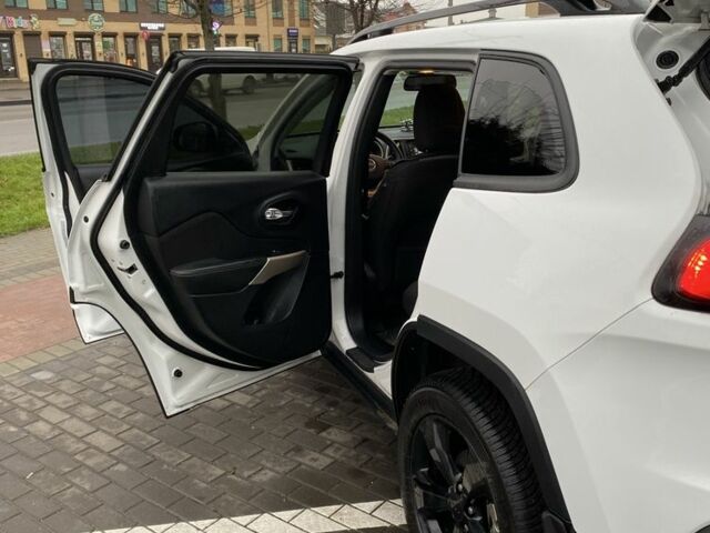 Білий Джип Cherokee, об'ємом двигуна 2.4 л та пробігом 71 тис. км за 15000 $, фото 11 на Automoto.ua