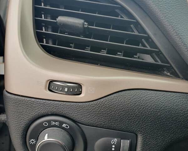 Білий Джип Cherokee, об'ємом двигуна 2.36 л та пробігом 115 тис. км за 14200 $, фото 27 на Automoto.ua