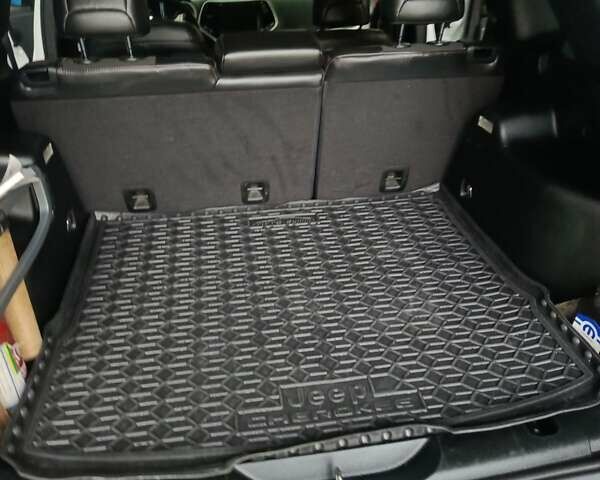 Джип Чероки 2017 в Кропивницком (Кировограде) на Automoto.ua Белый Джип Чероки, объемом двигателя 2.36 л и пробегом 217 тыс. км за 16500 $, фото 11 на Automoto.ua